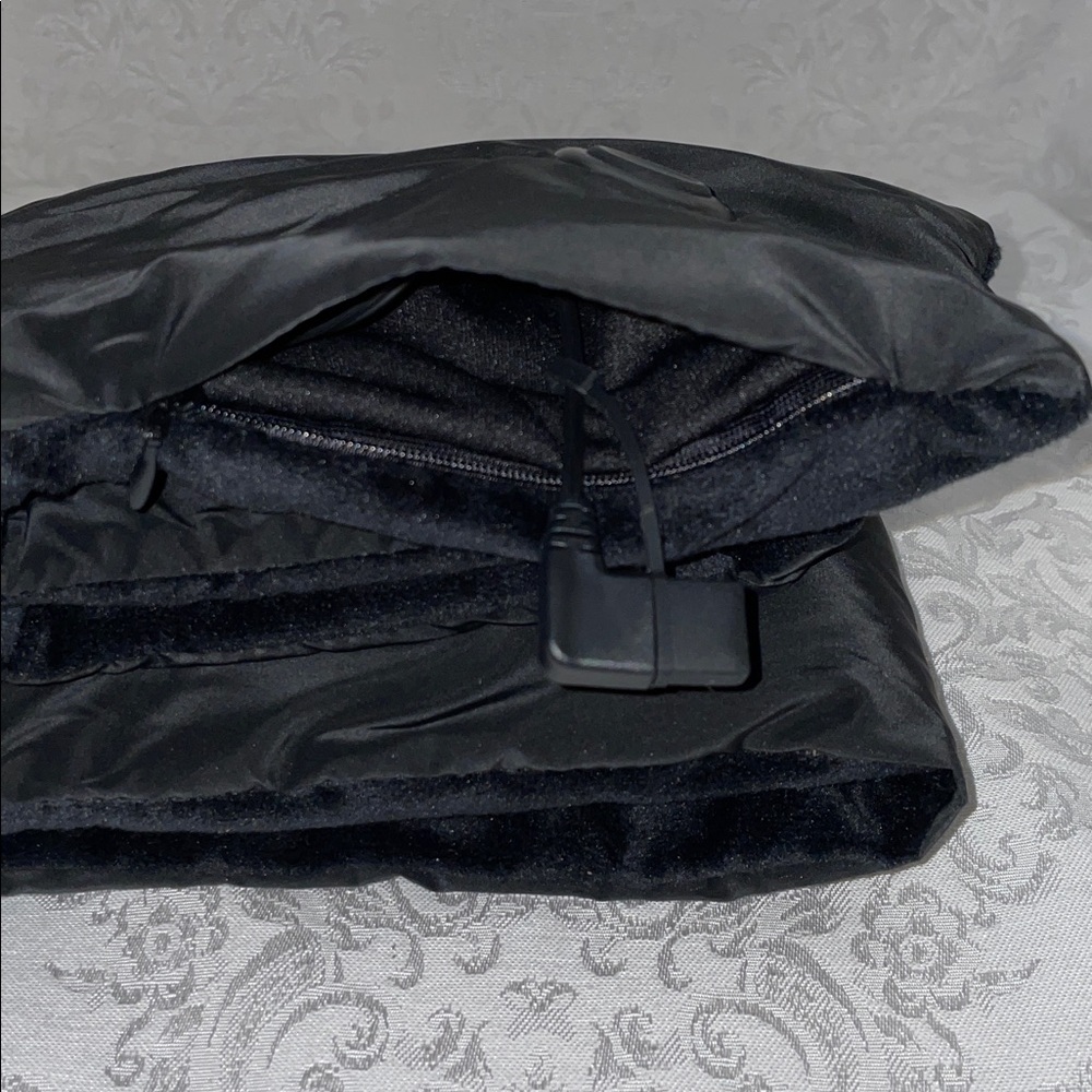 NWOT HLAOHSWER Black Heated Scarf - Picture 4 of 5